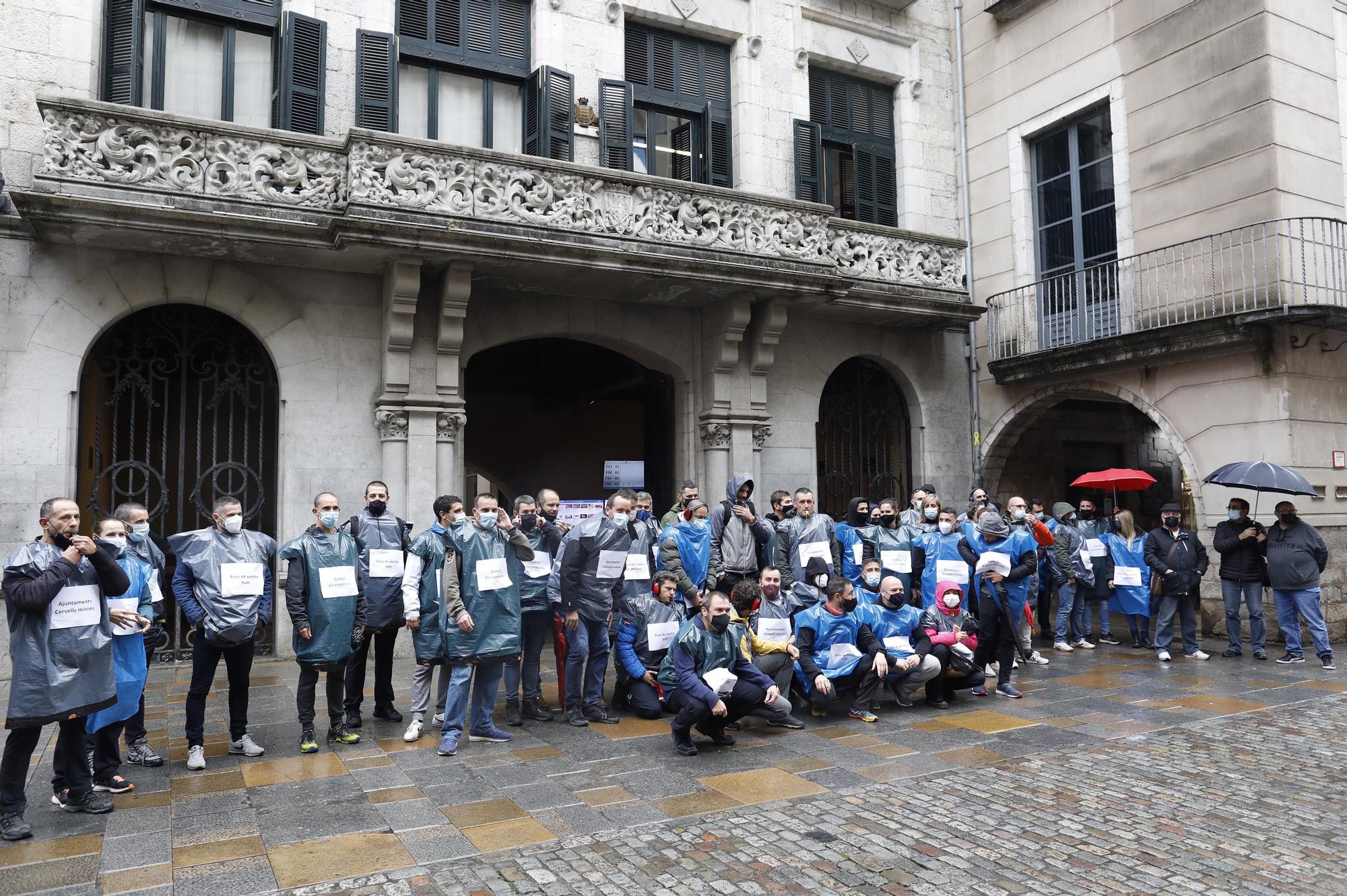 Protesta dels policies de Girona vestits amb bosses d’escombraries