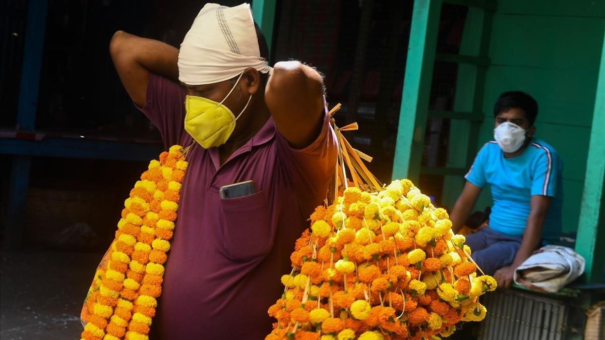 Un vendedor de flores en un mercado de Calcuta, India.