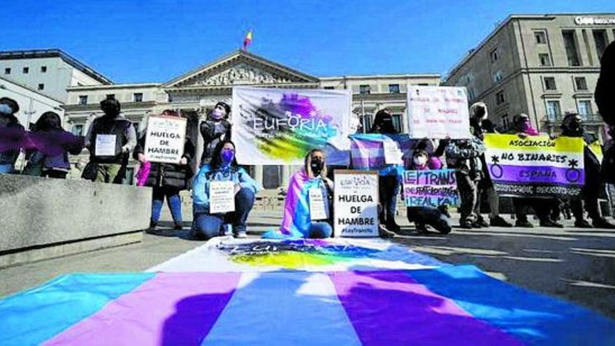 Protesta trans, a las puertas 
del Congreso.   | // EFE