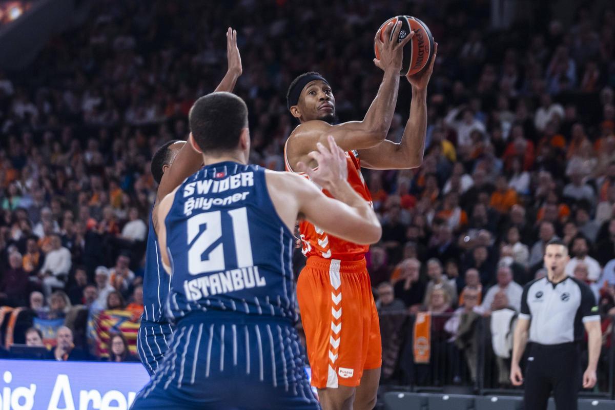 El Valencia Basket superó al Efes en la primera vuelta en el Roig Arena