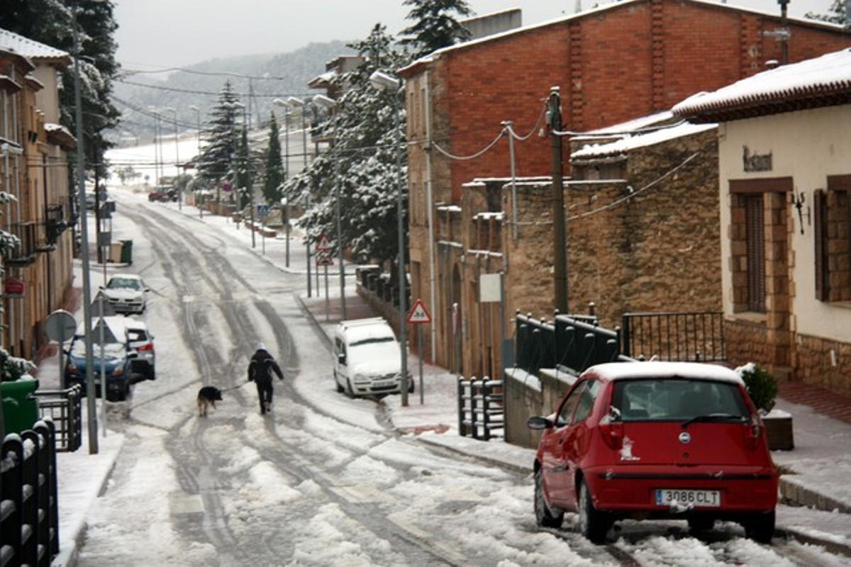 La nevada, aquest dissabte, al centre de la Pobla de Cérvoles (Garrigues).