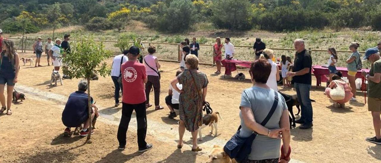 La inauguració de l’espai va comptar amb una gran assistència de gent amb mascotes