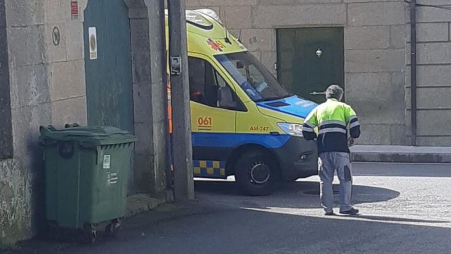 Un trabajador del Concello de Bueu sufre un grave accidente cuando podaba un árbol