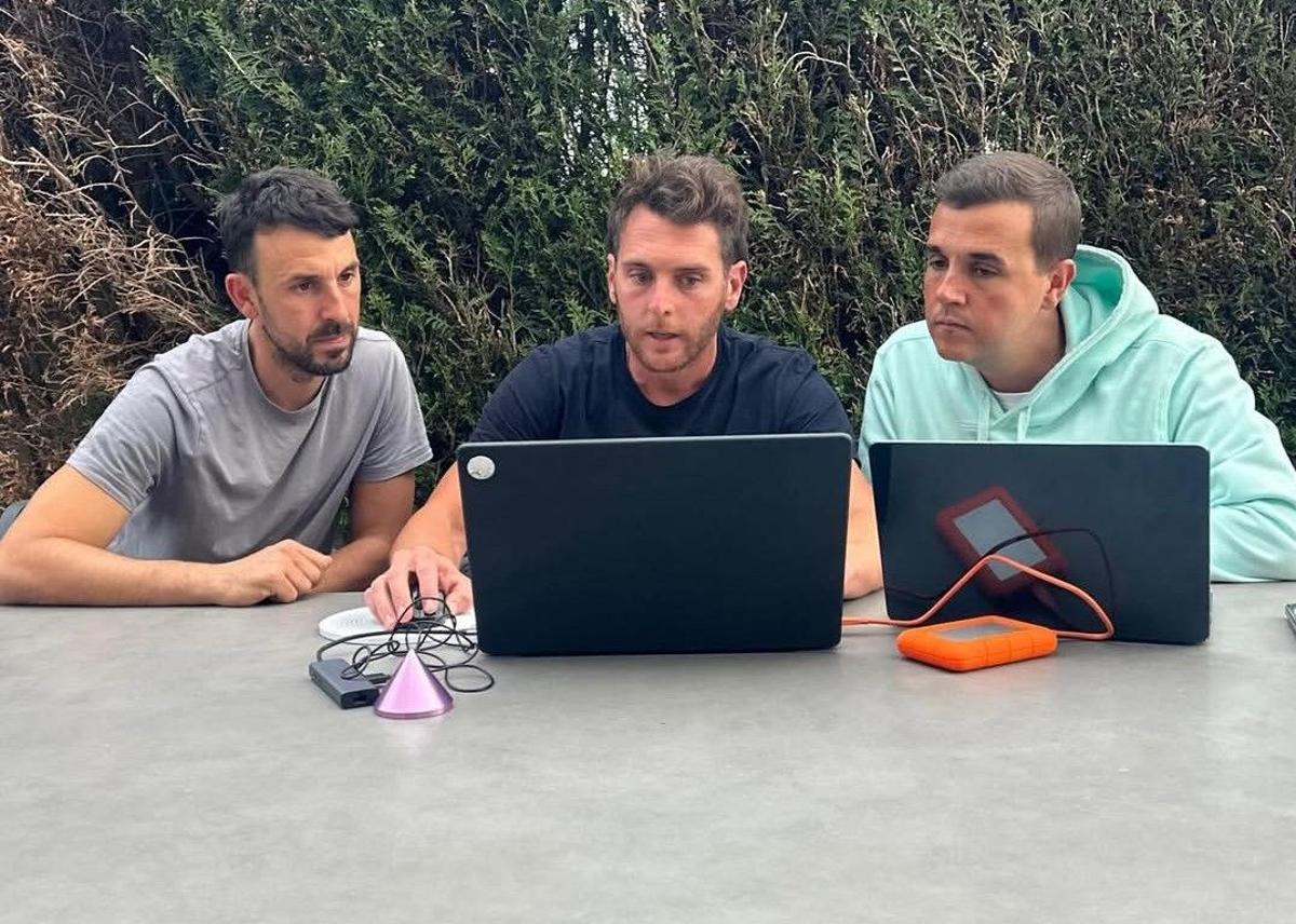 Ibai Gómez, entre Vinatea y Larri, su equipo de trabajo habitual.