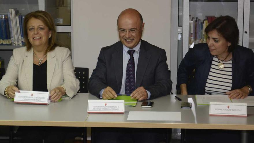 Isabel Sánchez-Mora, Andrés Carrillo y Encarna Guillén en la Mesa de la Función Pública.