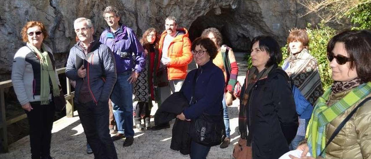 Visitantes a punto de entrar en la cueva de Tito Bustillo.