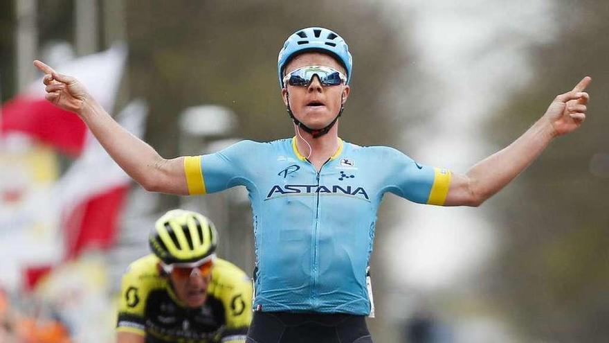 Michael Valgren entra primero en la línea de meta de la Amstel Gold Race.