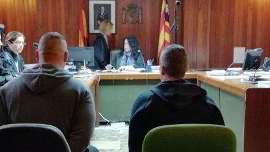 Dos de los acusados, ayer por la mañana, en el banquillo del Juzgado de lo Penal número 1 de Ibiza, que celebró la vista oral.