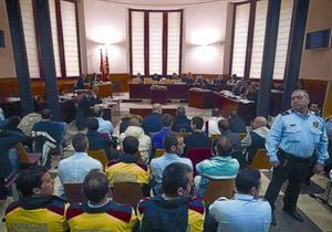 Els acusats 8 Els imputats, vigilats per Mossos, a l’Audiència de Barcelona.