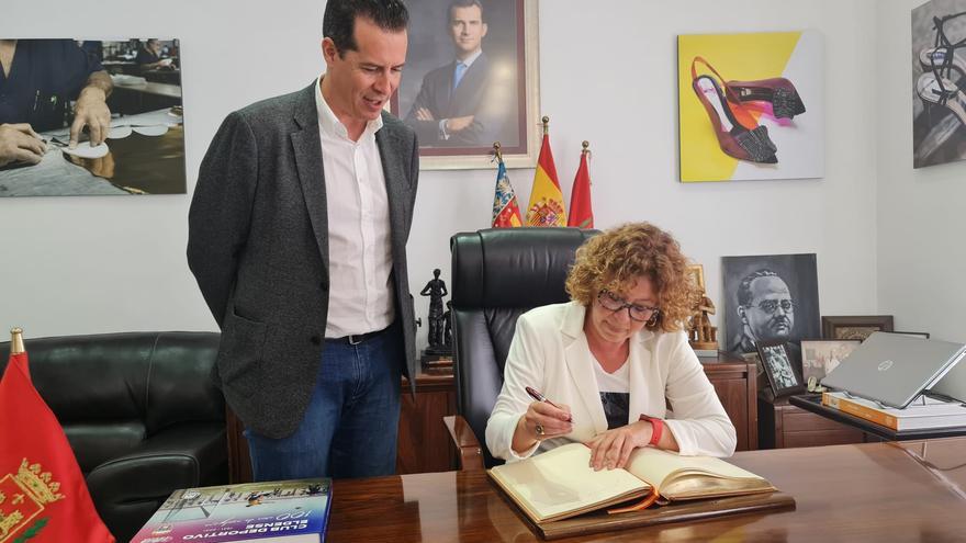 La consellera Josefina Bueno defiende en Elda la necesidad de ofrecer titulaciones en las ciudades