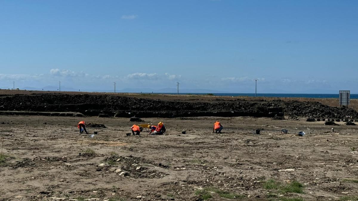 Arqueólogos trabajando sobre el terreno donde se va a construir la EDAR