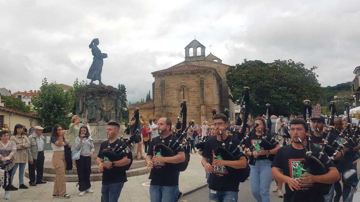 Una pasada edición del Festival Internacional de la Gaita (FIG), con una actuación por la zona de La Oliva.