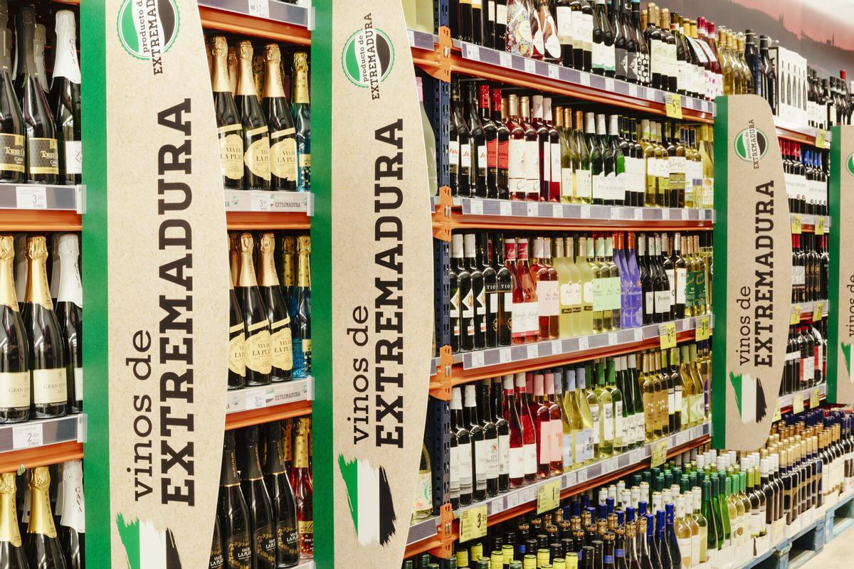 Sección de vinos en uno de los establecimientos extremeños de Grupo MAS.