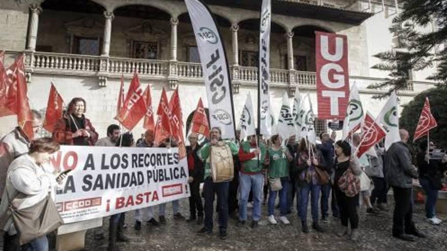 La foto: Los agentes sociales, sin médicos ni enfermeros, dicen &quot;basta&quot; a los recortes