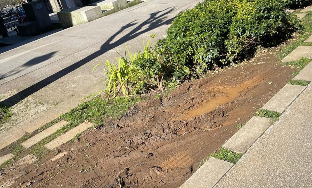 Parterre destrozado al final de la calle Loriga.
