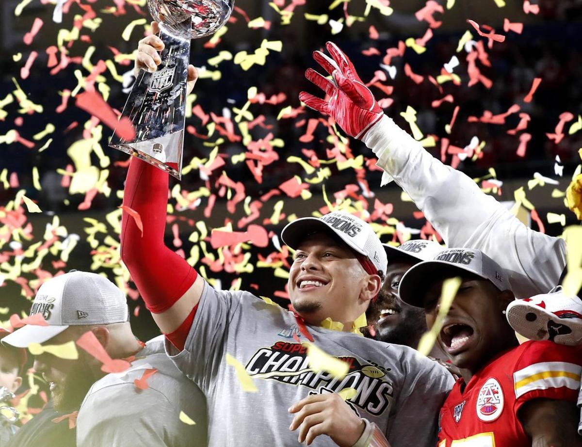 Miami Gardens (United States), 02/02/2020.- (FILE) - Kansas City Chiefs quarterback Patrick Mahomes hoists the Vince Lombardi Trophy after defeating the San Francisco 49ers to win the National Football League Super Bowl LIV at Hard Rock Stadium in Miami Gardens, Florida, USA, 02 February 2020 (re-issued on 07 July 2020). Patrick Mahomes has signed a 10-year contract extension with the Kansas City Chiefs worth a record 503 million US dollar (445 million euro), US media reports stated on late 06 July 2020. (Estados Unidos) EFE/EPA/JOHN G. MABANGLO *** Local Caption *** 55845470