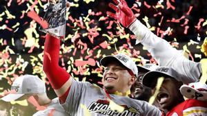 Miami Gardens (United States), 02/02/2020.- (FILE) - Kansas City Chiefs quarterback Patrick Mahomes hoists the Vince Lombardi Trophy after defeating the San Francisco 49ers to win the National Football League Super Bowl LIV at Hard Rock Stadium in Miami Gardens, Florida, USA, 02 February 2020 (re-issued on 07 July 2020). Patrick Mahomes has signed a 10-year contract extension with the Kansas City Chiefs worth a record 503 million US dollar (445 million euro), US media reports stated on late 06 July 2020. (Estados Unidos) EFE/EPA/JOHN G. MABANGLO *** Local Caption *** 55845470