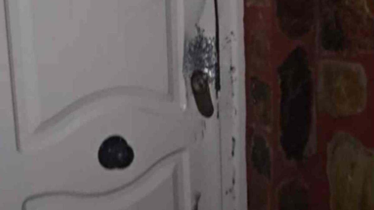 Daños en la puerta de la casa que intentó okupar una mujer en Telde