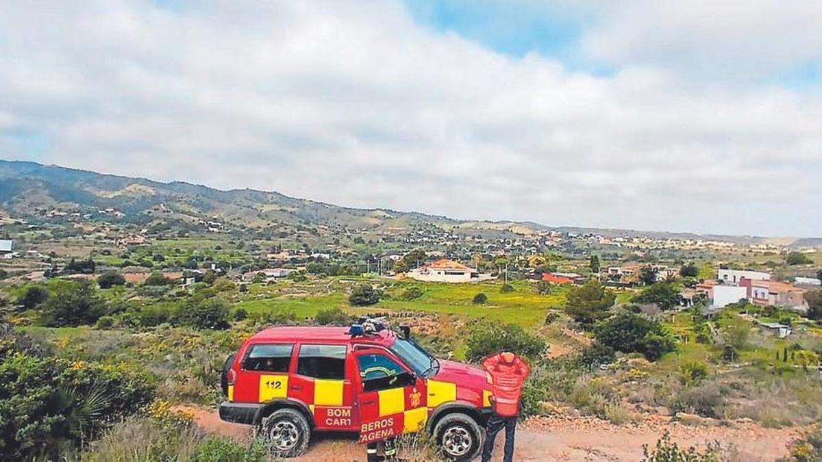 Bomberos del Ayuntamiento de Cartagena visitan una zona con viviendas cercanas a una masa forestal durante la campaña de prevención.