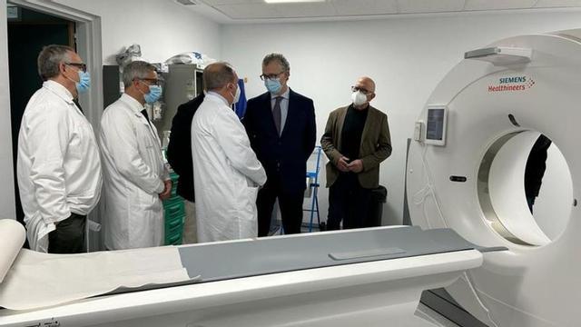 El consejero de Salud visitó ayer el nuevo TAC. | CARM