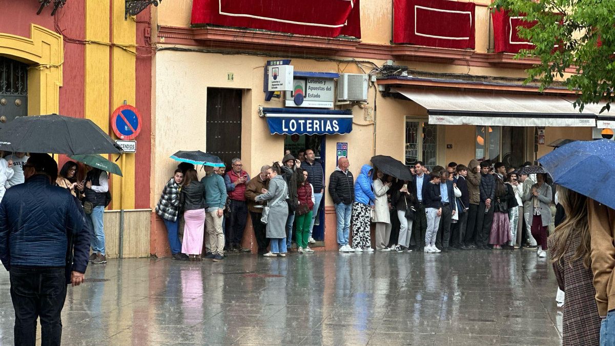 La gente se refugia de la lluvia en San Lorenzo