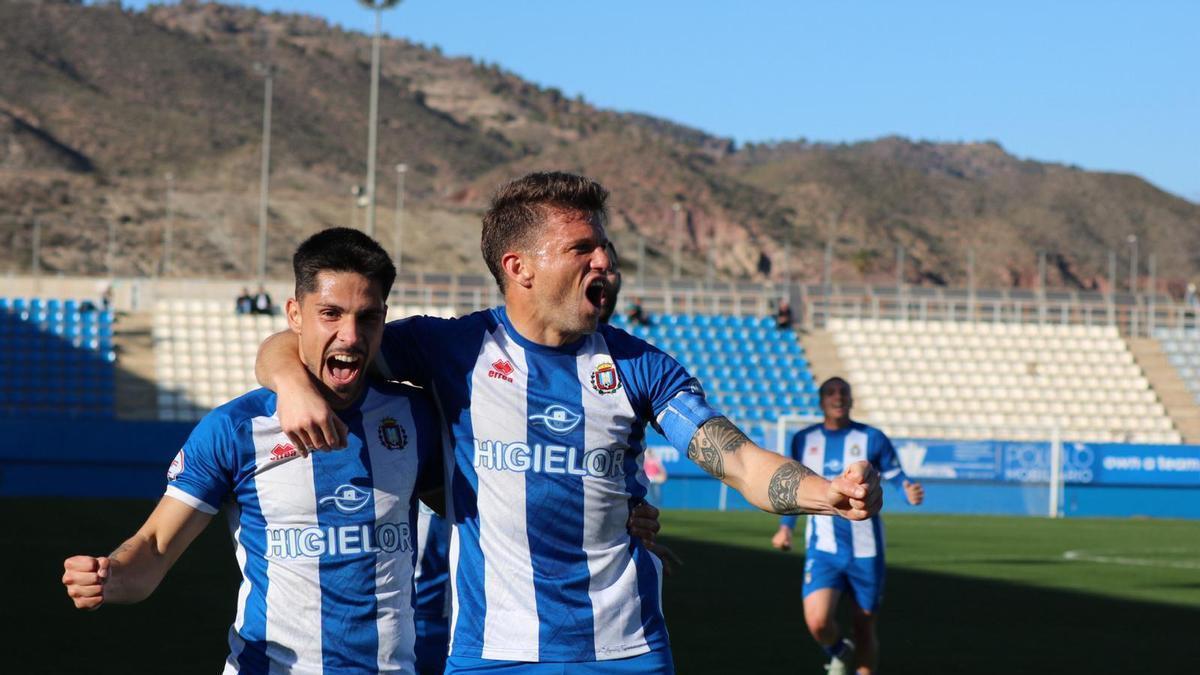 Andrés Carrasco celebra uno de sus goles