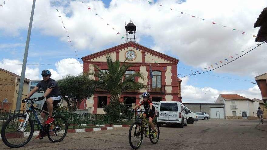 Dos ciclistas circulando delante del edificio del Ayuntamiento de San Cristóbal, en la mañana de ayer.