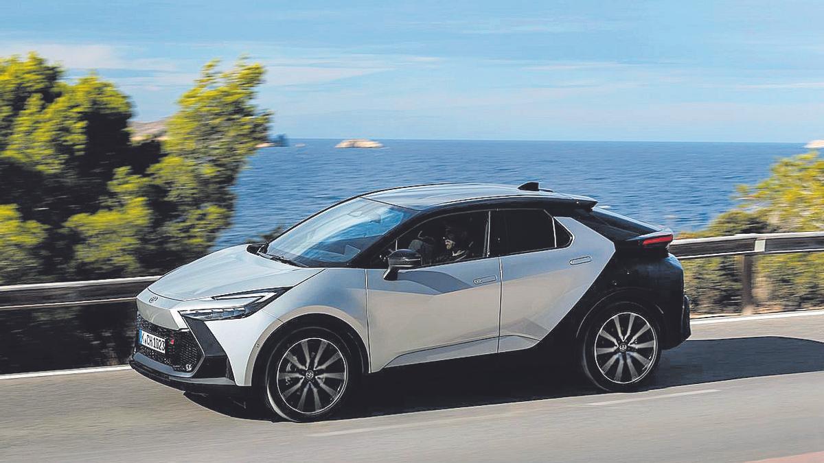 La nueva versión de este crossover híbrido ya está disponible en Toyota Murcia y Toyota Labasa