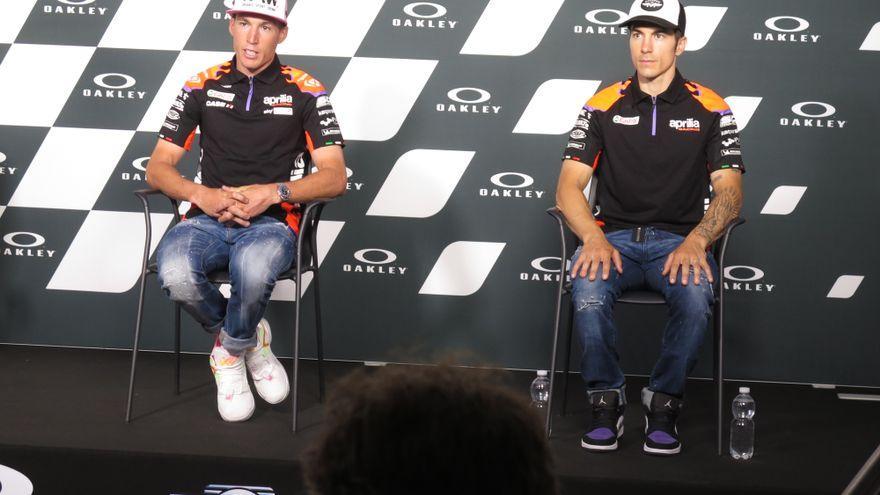 Aleix Espargaró y Maverick Viñales, en la conferencia de prensa de hoy, en Mugello, donde anunciaron su renovación, por dos años más, por Aprilia.