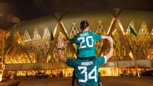 Un padre y su hija, ante un estadio en Arabia Saudí.