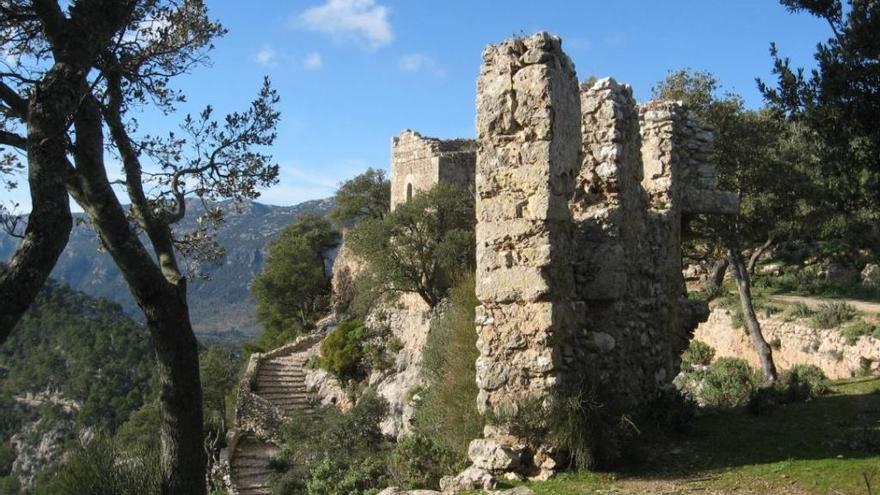 Die Außenmauern des alten Castell d&#039;Alaró sind in einem schlechten Zustand