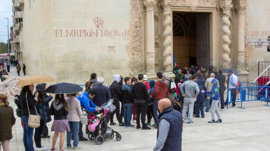 Esta mañana la gente ya hacía cola para entrar en el monasterio