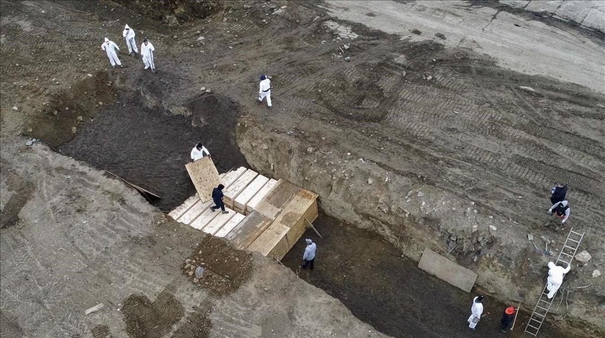 undefined53081338 workers wearing personal protective equipment bury bodies in200410141613 undefined53081338 workers wearing personal protective equipment bury bodies in200410141613