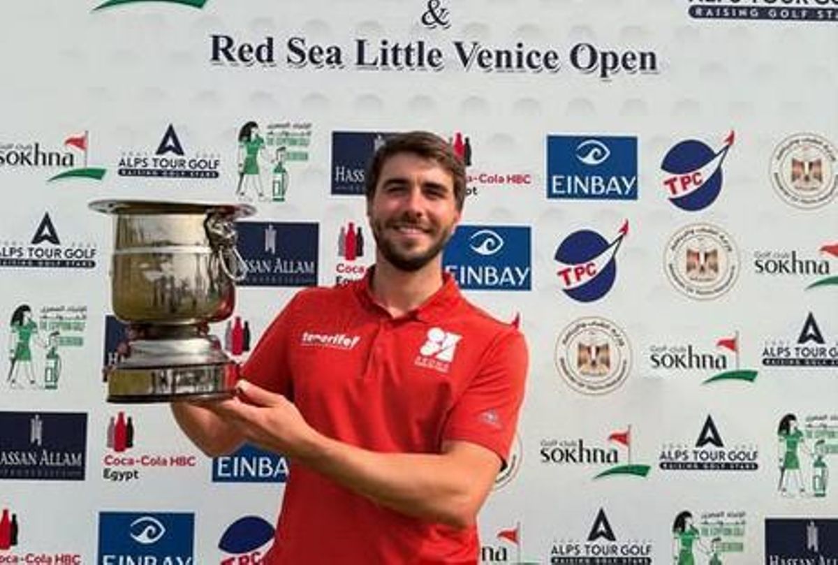 Álvaro, con el trofeo de ganador en el Aps deEgipto.