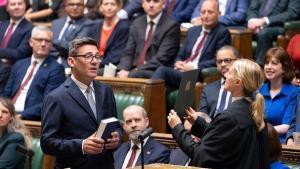 London (United Kingdom), 22/06/2026.- A handout photo made available by the UK Parliament shows Andy Burnham being sworn in as the Member of Parliament for Makerfield in the House of Commons chamber, in London, Britain, 22 June 2026. The ceremony follows the resignation of Prime Minister Keir Starmer. (Reino Unido, Londres) EFE/EPA/HOUSE OF COMMONS HANDOUT -- MANDATORY CREDIT: HOUSE OF COMMONS -- HANDOUT EDITORIAL USE ONLY/NO SALES. -- MANDATORY CREDIT: HOUSE OF COMMONS -- HANDOUT EDITORIAL USE ONLY/NO SALES