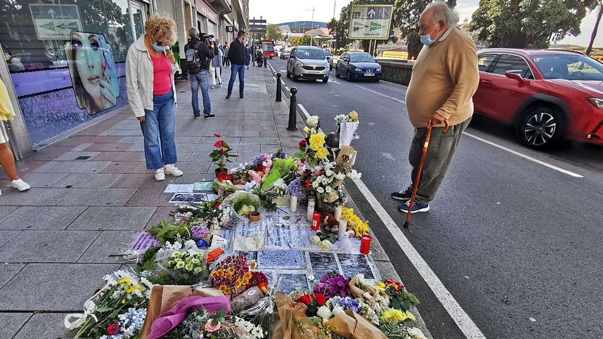 Flores, textos y fotografías colocadas en el lugar donde murió Samuel Luiz.