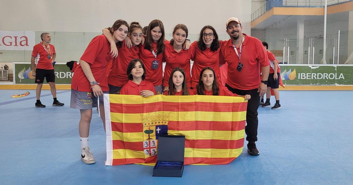 Las jugadoras y el técnico de la selección aragonesa femenina de hockey línea sub-15, Carlos García Tabuenca, posan con el premio al 'fair play' del Campeonato de España de selecciones autonómicas.