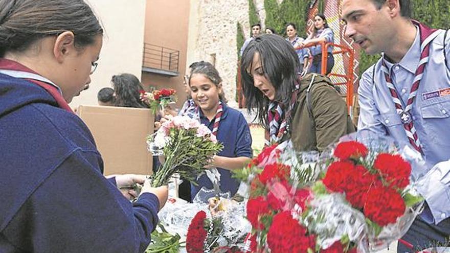 Desfile de fervor y cariño en la ofrenda floral a la patrona de Almassora