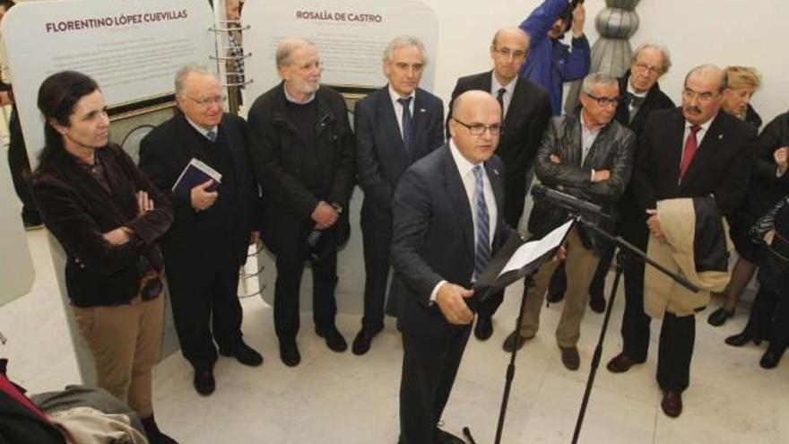 Pilar Rojo, a su lado Xesús Alonso Montero y en el centro Manuel Baltar, durante su intervención. // I.Osorio