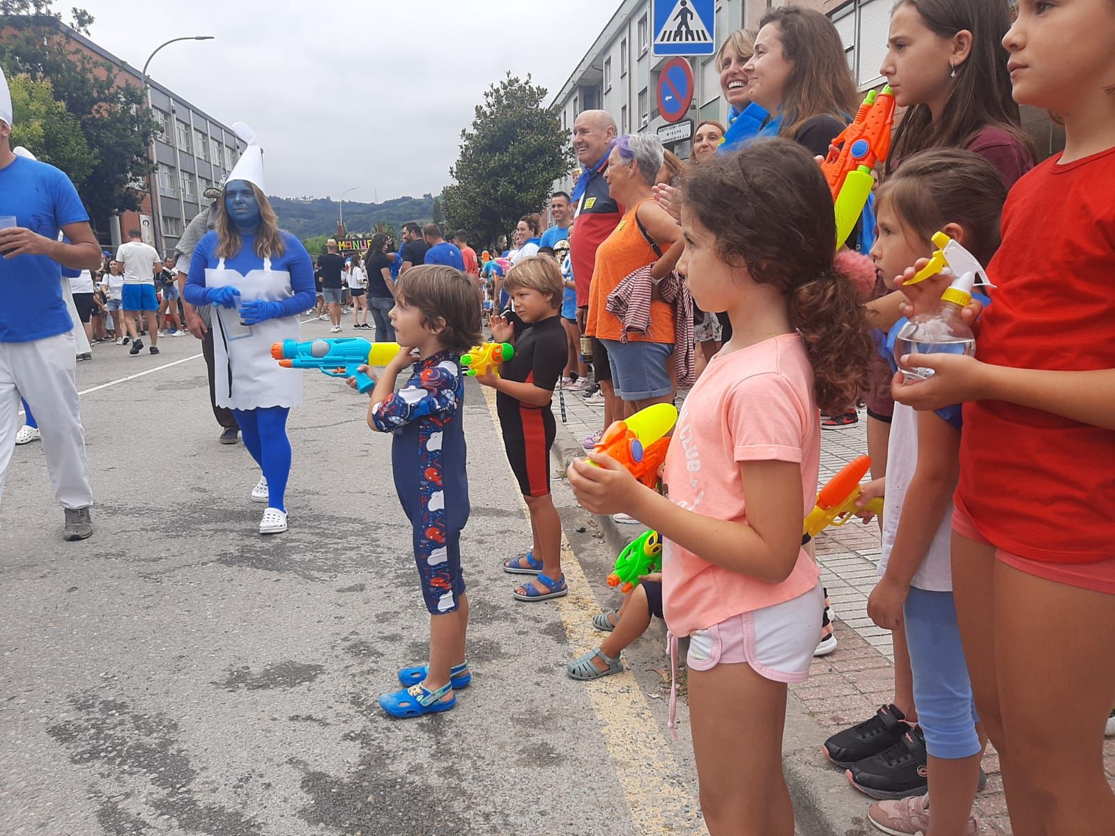 Miles de personas se mojan en Grado: así ha sido el desfile del agua por el centro de la villa moscona