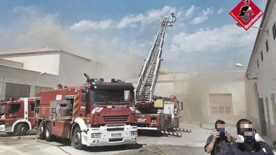 Los bomberos atajan una fuga de gases tóxicos en Dénia