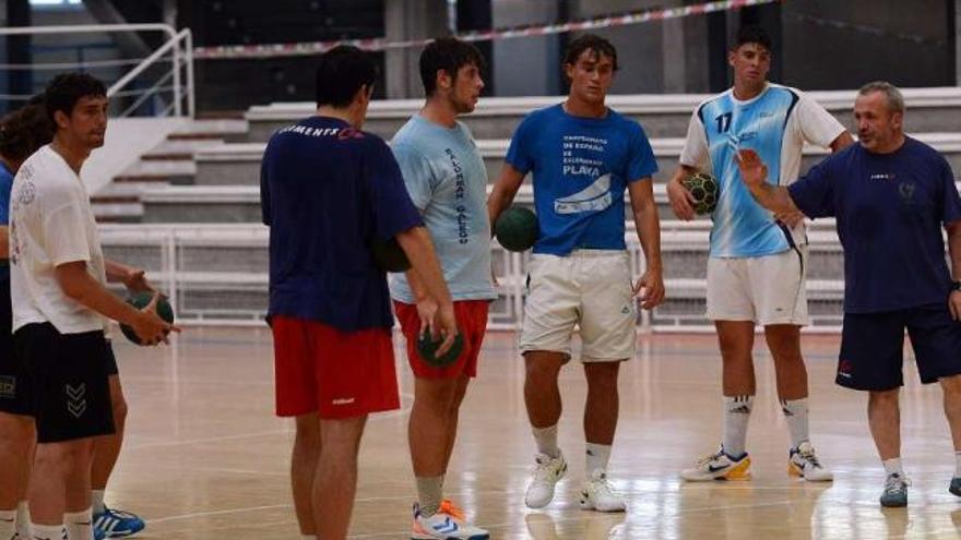 Javier Barrios da instrucciones a los jugadores antes de iniciar el entrenamiento. // Rafa Vázquez