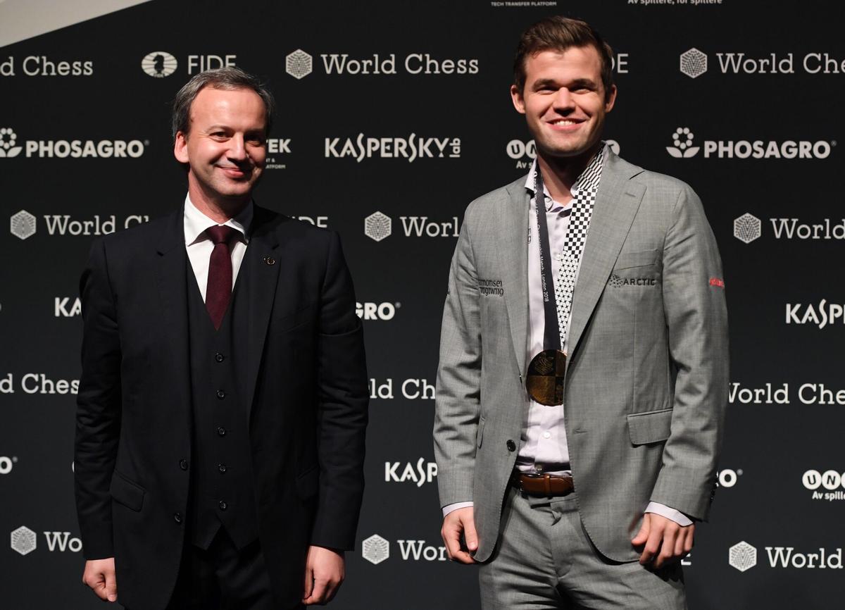 El presidente de la Federación Internacional de Ajedrez (FIDE) Arkady Dvorkovich, posa con el noruego, Magnus Carlsen
