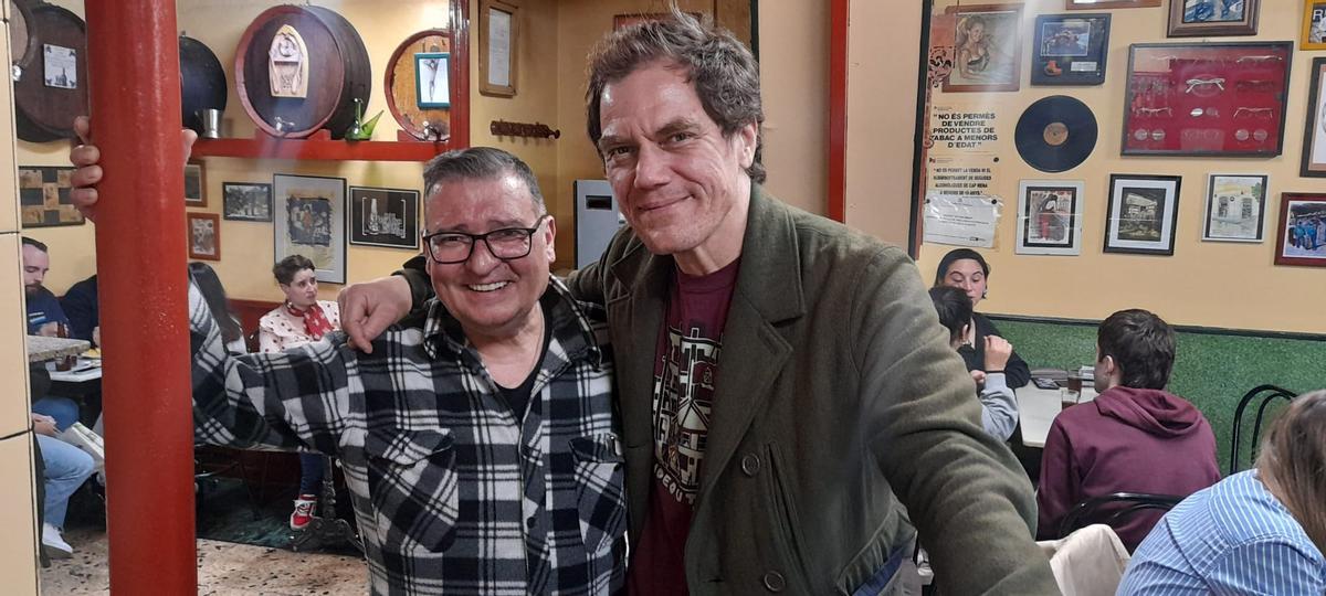 Tano posa con el actor estadounidense Michael Shannon.