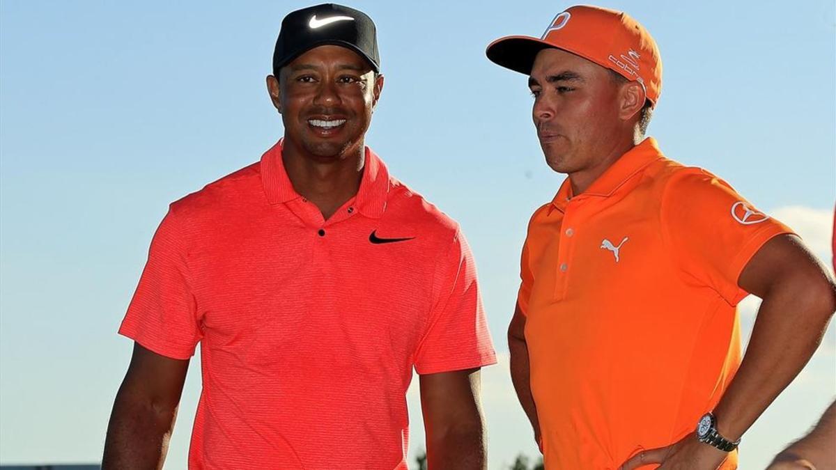 Fowler, ganador en Bahamas, conversa con Woods, al finalizar el torneo