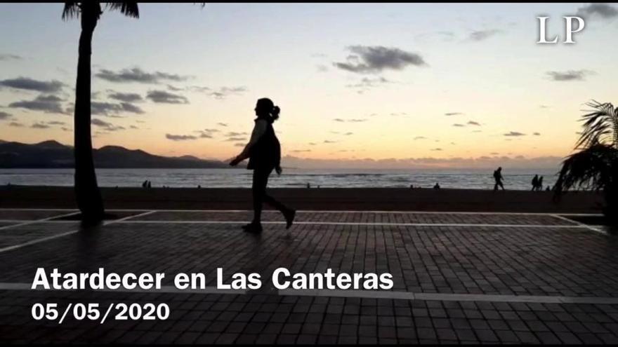 Desescalada en Canarias | Atardecer en la playa de Las Canteras