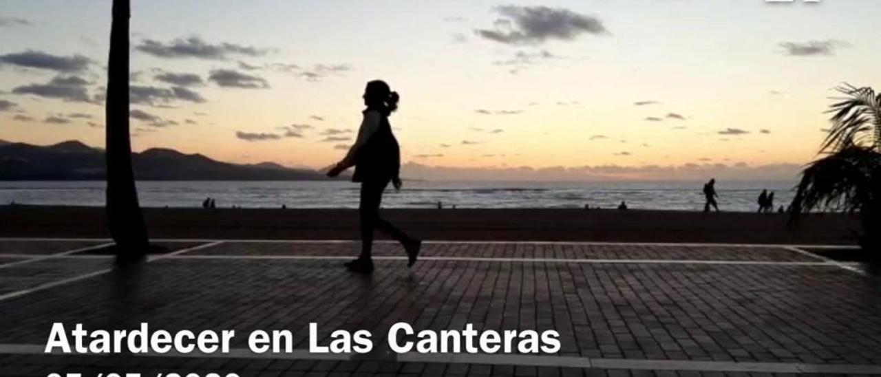 Desescalada en Canarias | Atardecer en la playa de Las Canteras