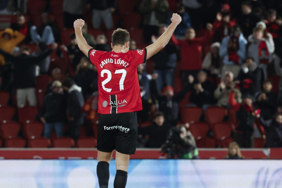 David López celebra el gol de Muriqi.