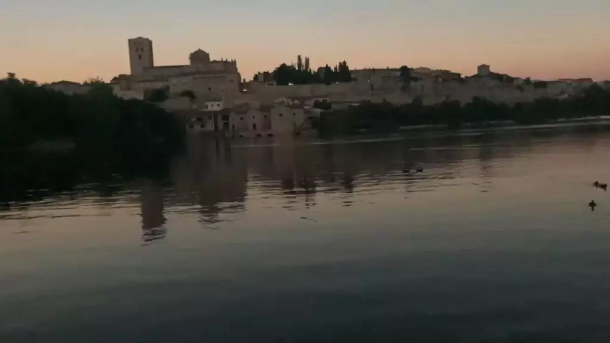 Anoche y amanece sobre el Duero y la Catedral de Zamora: el eclipse a cámara rápida