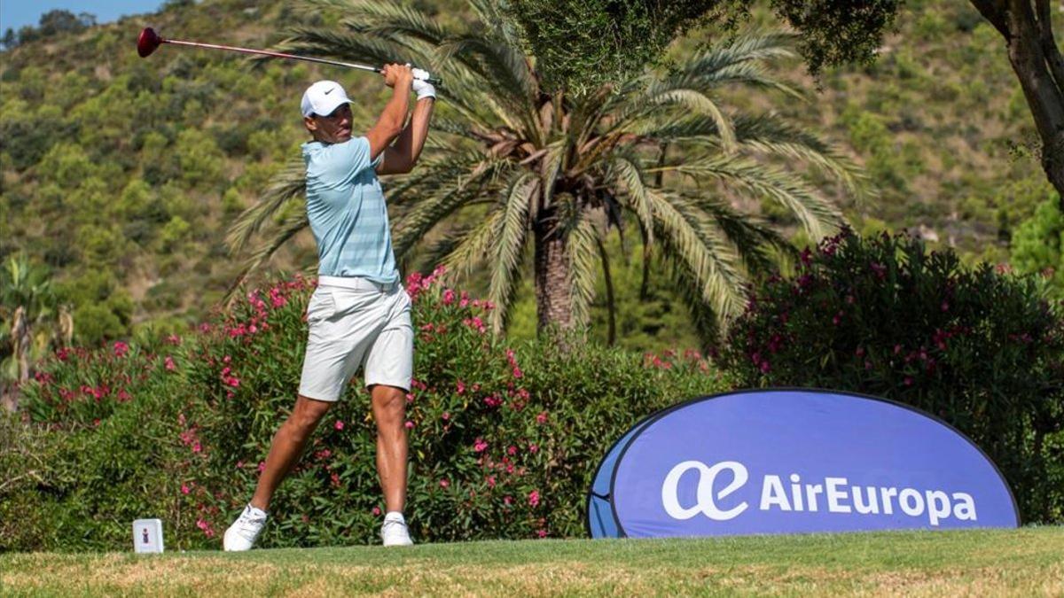 Nadal demostró sus habilidades con el golf en el Campeonato de Baleares Absoluto de Golf